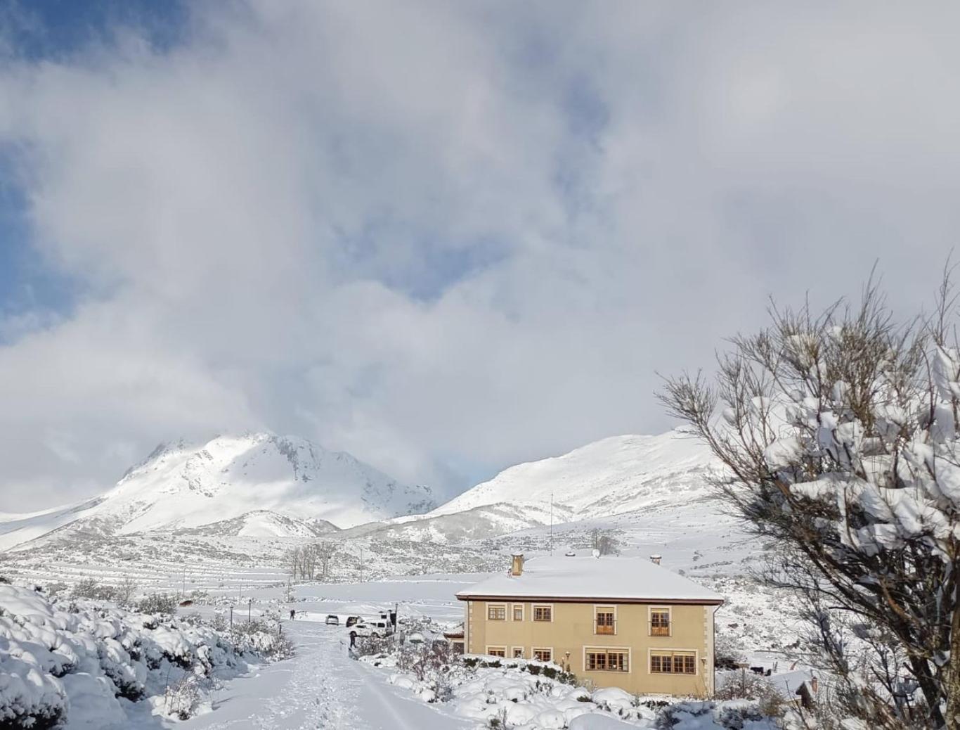 Hotel Pico Espiguete Alba de los Cardaños Exteriör bild