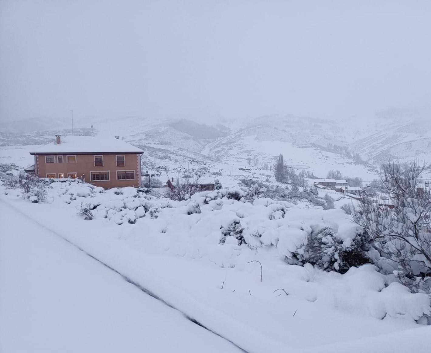 Hotel Pico Espiguete Alba de los Cardaños Exteriör bild