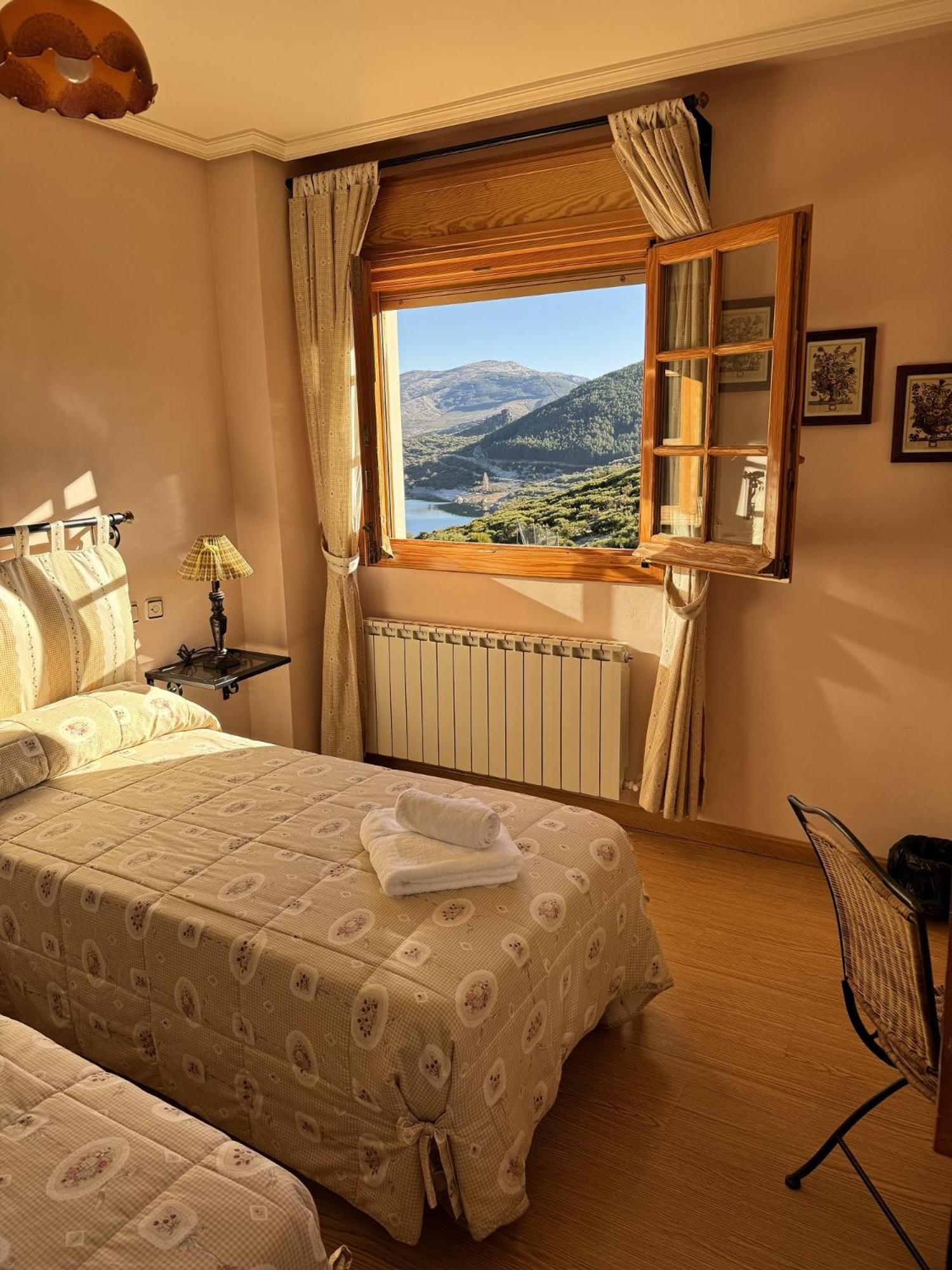 Hotel Pico Espiguete Alba de los Cardaños Exteriör bild